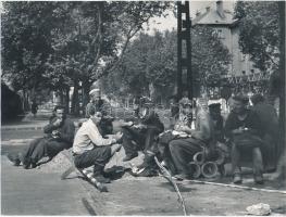 cca 1960 Ebédszünet. Fotó, jelzés nélkül, 18×24 cm