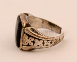 Ezüst(Ag) ónix köves pecsétgyűrű, jelzett, sérült, méret: 56, br: 8,3 g