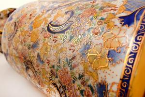 Kínai porcelán padlóváza, kézzel festett, jelzett. kopásnyomokkal, m: 60,5 cm