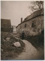 cca 1925 Kerny István (1879-1963): Séta a Tabánban, jelzés nélküli vintage fotó a szerző hagyatékából, 22x16 cm