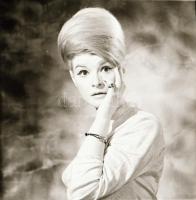 cca 1965 Sólyom Ildikó (1940-) színésznőről készült 3 db vintage negatív felvétel (7x6 cm) és 3 db vintage fotó, 6,5x4 cm és 8,5x6 cm közötti méretekben