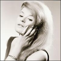 cca 1965 Sólyom Ildikó (1940-) színésznőről készült 3 db vintage negatív felvétel (7x6 cm) és 3 db v...