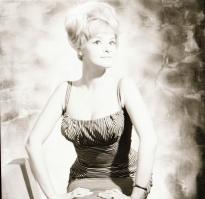 cca 1965 Sólyom Ildikó (1940-) színésznőről készült 3 db vintage negatív felvétel (7x6 cm) és 3 db v...