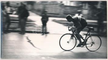 cca 1970 Tatár Tibor: Egy kései befutó a kerékpárversenyen, 13x24 cm