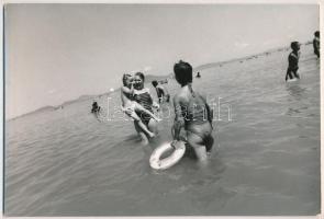 cca 1970 Balatoni fényképek, 4 db vintage fotó, egy jelzett, 18x24 cm és 17x22 cm közötti méretekben