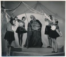 cca 1935 Leichtner Erzsébet vintage fotója Szentpál Olga gyermek tánccsoportjának tagjairól, pecséttel jelzett, 12x14 cm
