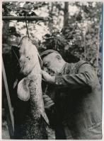 cca 1970 Egy hal megnyúzása, 2 db vintage fotó, 18x13 cm