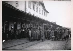 cca 1936 Kecskeméti vasútállomás, Lőcsei Árpád fényképész hagyatékában őrzött 2 db üveglemez negatívról készült mai nagyítások, 18x25 cm