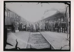 cca 1936 Kecskeméti vasútállomás, Lőcsei Árpád fényképész hagyatékában őrzött 2 db üveglemez negatív...