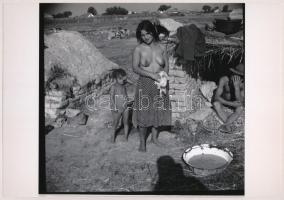 cca 1965 Vályogvető cigányok Kecskemét határában, 2 db korabeli negatívról és 1 db színes diáról kés...