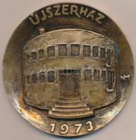 1973. "Újszerház" Bronzozott fém lemezplakett. Szign.: NM (107mm) T:2