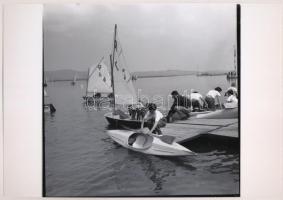 cca 1960 Agárd, Indul a szezon a Velencei-tavon, korabeli negatívról készült mai nagyítás 18x25 cm-es fotópapírra