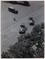 cca 1933 Budapest, Forgalomirányító rendőr, korabeli negatívról készült mai nagyítás, 22x16,5 cm