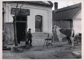 cca 1936 Kecskeméti kovácsműhely, Lőcsei Árpád fényképész hagyatékában őrzött üveglemez negatívról készült mai nagyítás, 18x25 cm