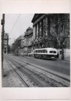 cca 1959 Budapest, trolibusz a Kossuth téren, Kotnyek Antal (1921-1990) fotóriporter hagyatékában őrzött vintage negatívról készült mai nagyítás 25x18 cm-es fotópapíron