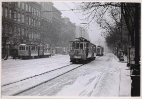 cca 1938 Budapest, A 11-es villamos oda-vissza, korabeli negatívról készült modern nagyítás, 18x25 cm