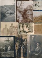 1914-1918 17 db. I világháborús vegyes katonai fotó, a tábori élet képei, csoportképek, kórházi pillanatok, portré fotók, egy lövészárok a harcok szünetében, egy részük hátán ceruzás bejegyzéssel, és részben dátum, valamint hely megjelöléssel is, 14x9 cm. és 5x5 cm. közötti méretben.