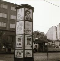 1970 Budapest, a Fővárosi Moziüzemi Vállalat (FŐMO) hirdető oszlopai, kirakatai, plakátjai az új filmekről, 13 db szabadon felhasználható negatív, 6x6 cm