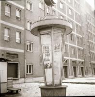 1970 Budapest, a Fővárosi Moziüzemi Vállalat (FŐMO) hirdető oszlopai, kirakatai, plakátjai az új fil...