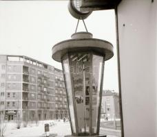 1970 Budapest, a Fővárosi Moziüzemi Vállalat (FŐMO) hirdető oszlopai, kirakatai, plakátjai az új fil...