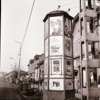 1970 Budapest, a Fővárosi Moziüzemi Vállalat (FŐMO) hirdető oszlopai, kirakatai, plakátjai az új fil...