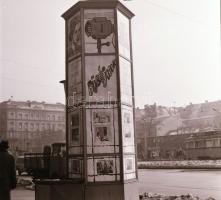 1970 Budapest, a Fővárosi Moziüzemi Vállalat (FŐMO) hirdető oszlopai, kirakatai, plakátjai az új fil...