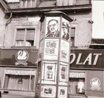 1970 Budapest, a Fővárosi Moziüzemi Vállalat (FŐMO) hirdető oszlopai, kirakatai, plakátjai az új fil...