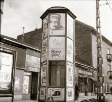 1970 Budapest, a Fővárosi Moziüzemi Vállalat (FŐMO) hirdető oszlopai, kirakatai, plakátjai az új fil...