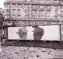 1970 Budapest, a Fővárosi Moziüzemi Vállalat (FŐMO) hirdető oszlopai, kirakatai, plakátjai az új fil...