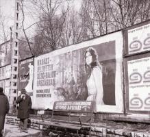 1970 Budapest, a Fővárosi Moziüzemi Vállalat (FŐMO) hirdető oszlopai, kirakatai, plakátjai az új fil...