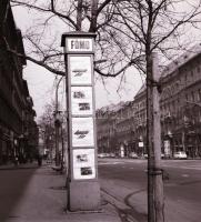 1970 Budapest, a Fővárosi Moziüzemi Vállalat (FŐMO) hirdető oszlopai, kirakatai, plakátjai az új fil...