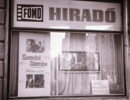 1970 Budapest, a Fővárosi Moziüzemi Vállalat (FŐMO) hirdető oszlopai, kirakatai, plakátjai az új fil...