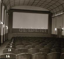 1973 Budapest, Tétény mozi kívül-belül, 6 db szabadon felhasználható negatív, 6x7 cm