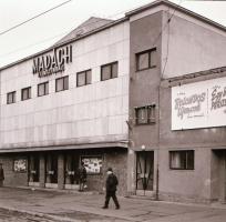 1973 Budapest, Madách mozi kívül-belül, 6 db szabadon felhasználható negatív, 6x7 cm