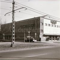 1973 Budapest, Madách mozi kívül-belül, 6 db szabadon felhasználható negatív, 6x7 cm