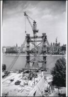 cca 1963 Az Erzsébet híd építése, korabeli negatívról készült modern nagyítás, 25x18 cm-es fotópapíron