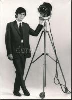 1972 A Magyar Hirdető manöken nyilvántartásából Izsó László vintage fotója és adatai, kasírozva, 24x17 cm