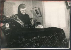 cca 1960 Házi ravatalon, vintage fotó, szélein piros foltokkal, 6x9 cm