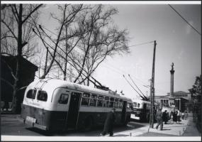 cca 1960 Budapest, 75-ös troli a Hősök terén, Kotnyek Antal (1921-1990) fotóriporter hagyatékában őrzött vintage negatív mai nagyítása, 18x25 cm