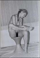 cca 1979 Talpsimogató, finoman erotikus fénykép, korabeli negatívról készült mai nagyítás, 25x18 cm / erotic photo, 25x18 cm