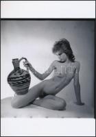 cca 1977 Közös fénykép a nagy köcsöggel, finoman erotikus fénykép, korabeli negatívról készült mai nagyítás, 25x18 cm / erotic photo, 25x18 cm