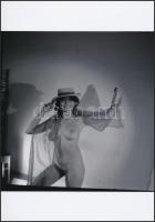 cca 1976 Szép alakos a kis kalapos, finoman erotikus fénykép, korabeli negatívról készült mai nagyítás, 25x18 cm / erotic photo, 25x18 cm
