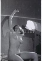 cca 1955 Deszkapriccsen ébredő, finoman erotikus fényképek, 2 db korabeli negatívról készült mai nag...