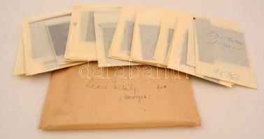 cca 1967 Lear király című film állóképeinek negatív felvételei, 40 db negatív (az ezekről készített nagyításokkal reklámozták a mozik előterében az új filmeket), 6x7 cm