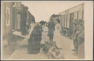 Bolgár pályaudvaron sebesülteket látogat egy bolgár hercegnő / Bulgarian princess visiting wounded soldiers on a Bulgarian railway station