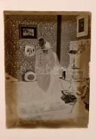 cca 1925 Gróf Stromm feliratú dobozban 7 db üveglemez, öt felvételen katona egyenruhában egy fiatale...