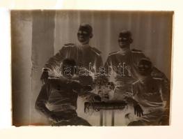 1944 Kecskemét felszabadítói, orosz katonákról készült 9 db üveglemez negatív Lőcsei Árpád hagyatéká...