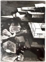 cca 1965 Dunai jégzajlás, jelzés nélküli vintage fotóművészeti alkotás, kasírozva, 39x29 cm