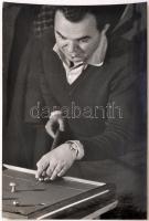 cca 1965 Krisch Béla: A játékos, pecséttel jelzett vintage fotóművészeti alkotás, kasírozva, 39x24 cm