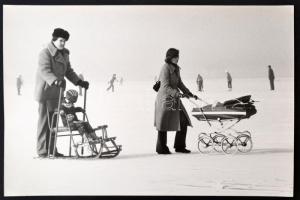 1982 Magyar Alfréd: Család a jégen, feliratozott vintage fotóművészeti alkotás, 27x40 cm